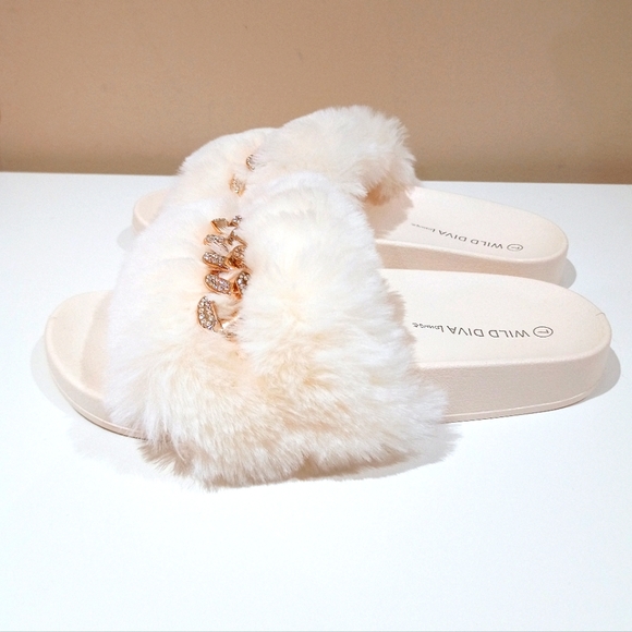 Like New 🌷 Wild Diva Women's White Faux Fur Flat Slides - Picture 9 of 16